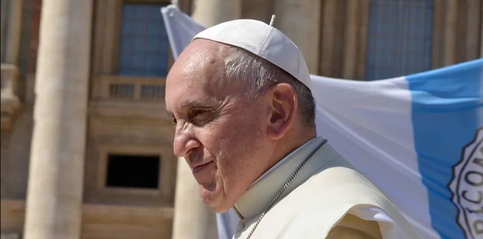 Papa Francisco segue em estado crítico e apresenta insuficiência renal, informa Vaticano 