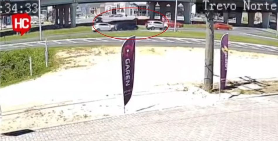 (Vídeo) Colisão envolvendo três veículos deixa carro tombado no Trevo Norte de Tubarão