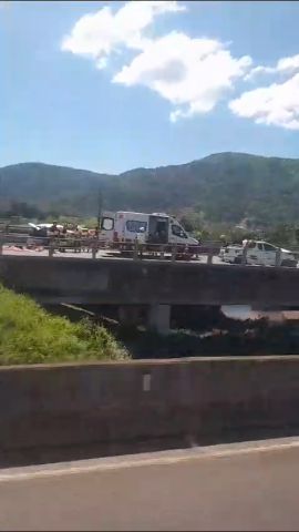 (VÍDEO) Engavetamento na BR-101 causa congestionamento em Tubarão