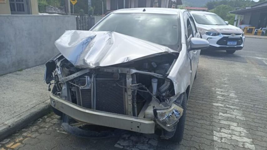 Cliente foge de motel sem pagar, derruba portão e bate em carro em Orleans