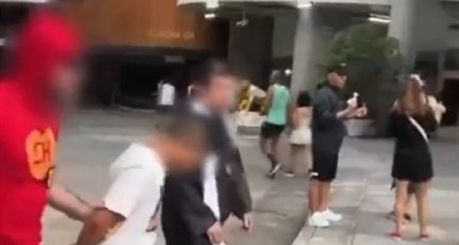 Vídeo: 'Chapolin' e 'padre' prendem ladrão de celular em bloco de Carnaval em SP