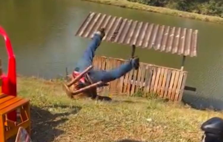 Vovô perde o equilíbrio ao tomar cerveja e rola ladeira abaixo em vídeo viral