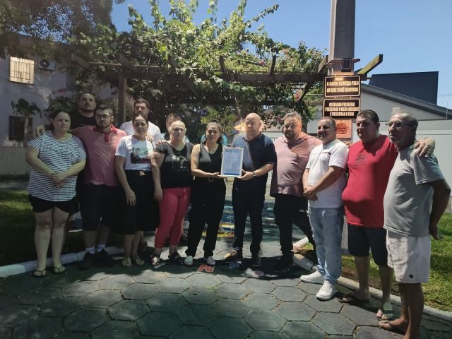 Vereadores entregam Moção de Condolências aos familiares de Sérgio Peixoto em ato na praça que ele zelava em vida