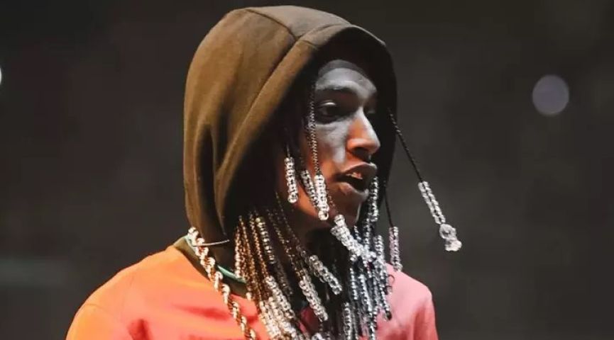 Oruam é preso em flagrante após foragido da Justiça ser encontrado na casa do rapper no RJ