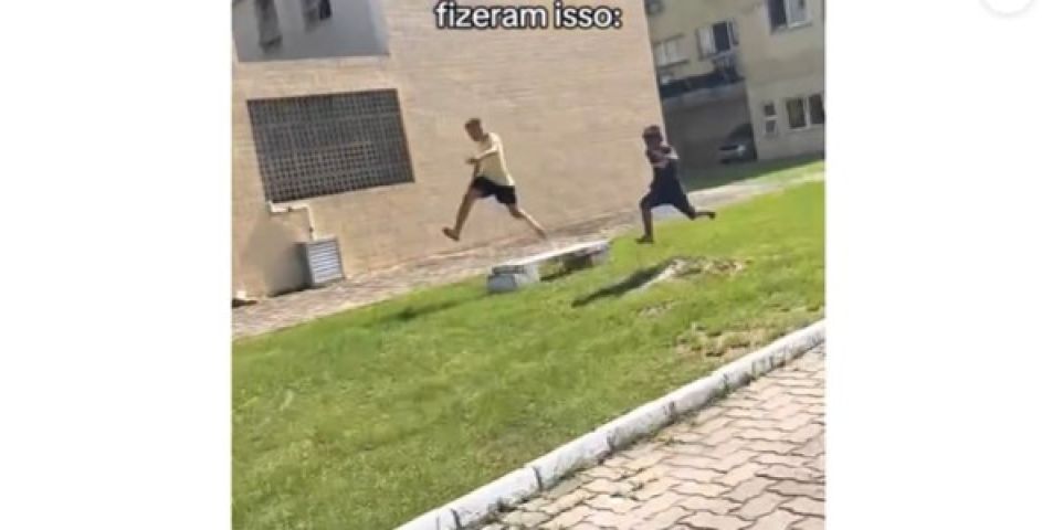 (Vídeo) Mãe registra a despedida do filho dos amigos de infância após a família precisar mudar de cidade