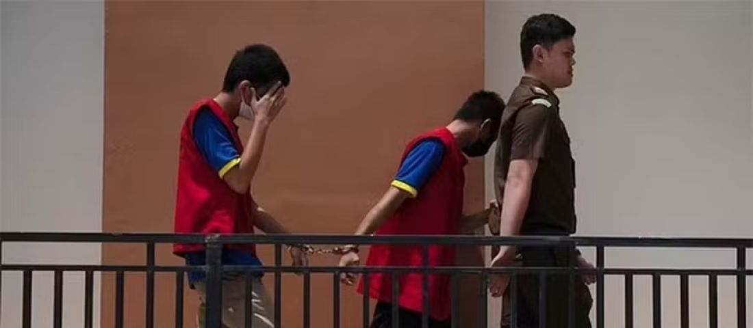 Casal é condenado a mais de 80 chicotadas por manter relação homossexual na Indonésia