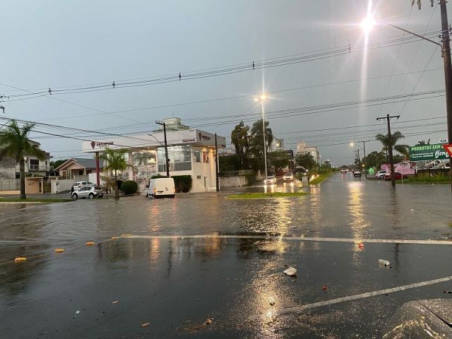 (VÍDEO) Temporal provoca alagamentos e danos em Araranguá após dia de calor intenso