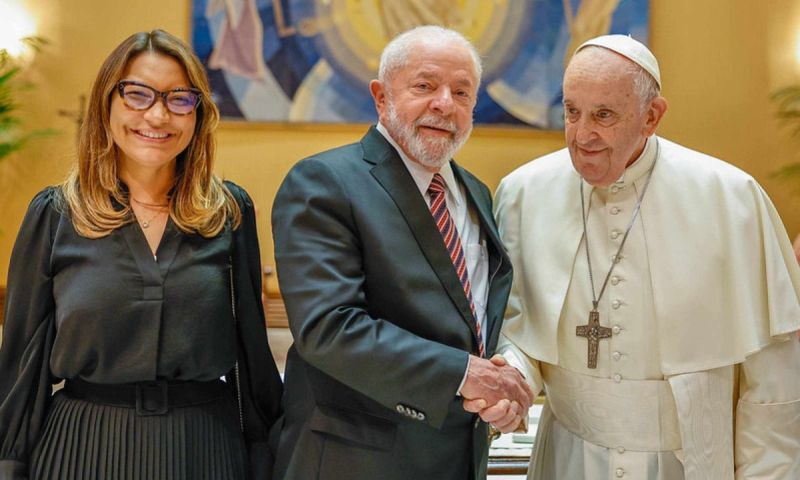 Lula e Janja realizam missa pela saúde do papa Francisco no Palácio da Alvorada