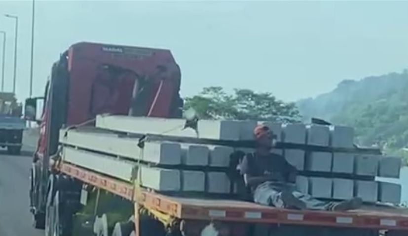 (Vídeo) Homem é filmado pegando 'carona' em caminhão durante travessia pela Ponte Anita Garibaldi, em Laguna
