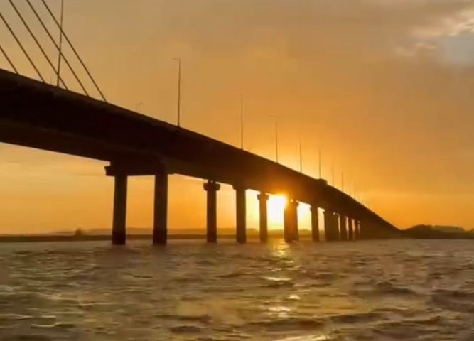 VÍDEO: Casal registra nascer do sol em barco sob a ponte Anitta Garibaldi, em Laguna