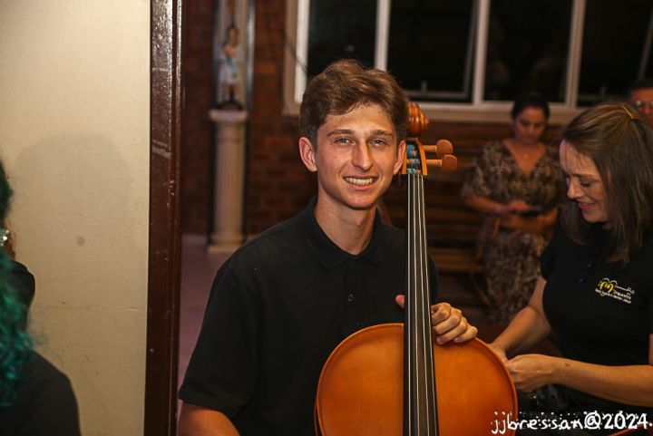 Jovem de Capivari de Baixo aprovado em música na Udesc lança campanha para comprar violoncelo