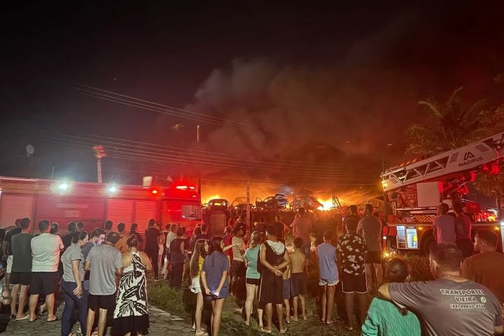Incêndio atinge ferro-velho às margens da SC-445 em Içara e mobiliza bombeiros de quatro cidades