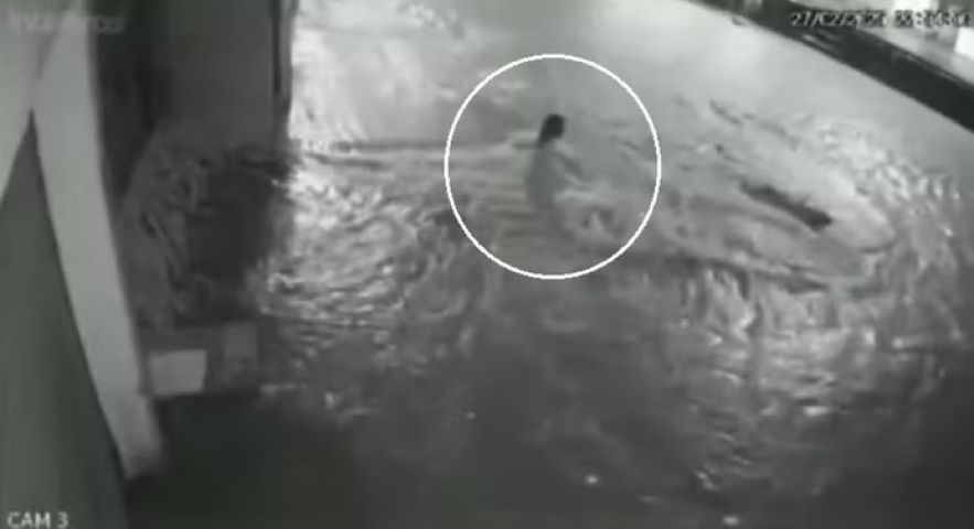 (Vídeo) Criança cai em bueiro durante banho de chuva em rua alagada de Fortaleza
