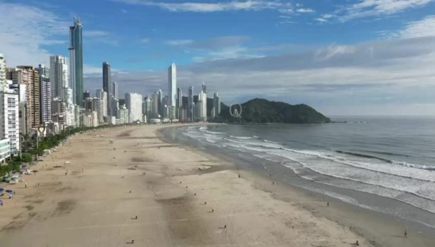 Praia Central de Balneário Camboriú está totalmente própria para banho após três anos