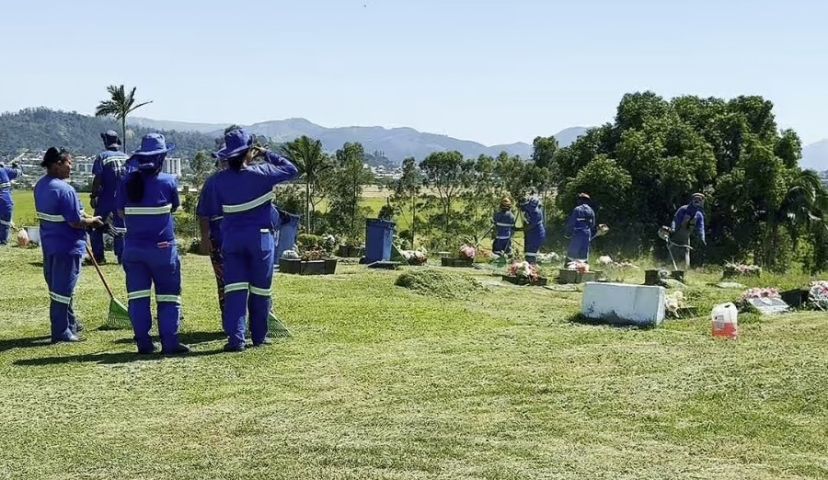 Mutirão no Horto da Saudade realiza limpeza e orienta população sobre cuidados no cemitério em Tubarão