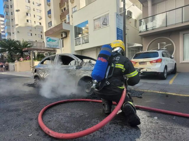 (VÍDEO) Carro é destruído por incêndio em rua de Florianópolis