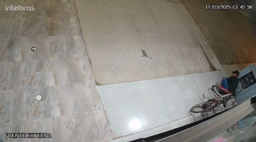 (VÍDEO) Dupla invade loja de ternos em Tubarão e causa prejuízo após furtarem celular