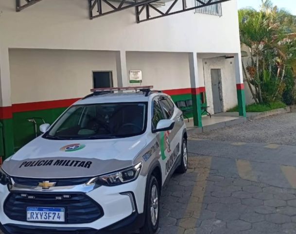 Homem com mandado por roubo e tráfico é preso escondido no forro de casa em Braço do Norte