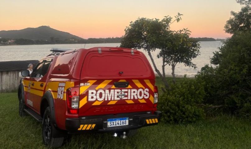 Bombeiros resgatam corpo de homem na Lagoa de Quintino, em Imbituba