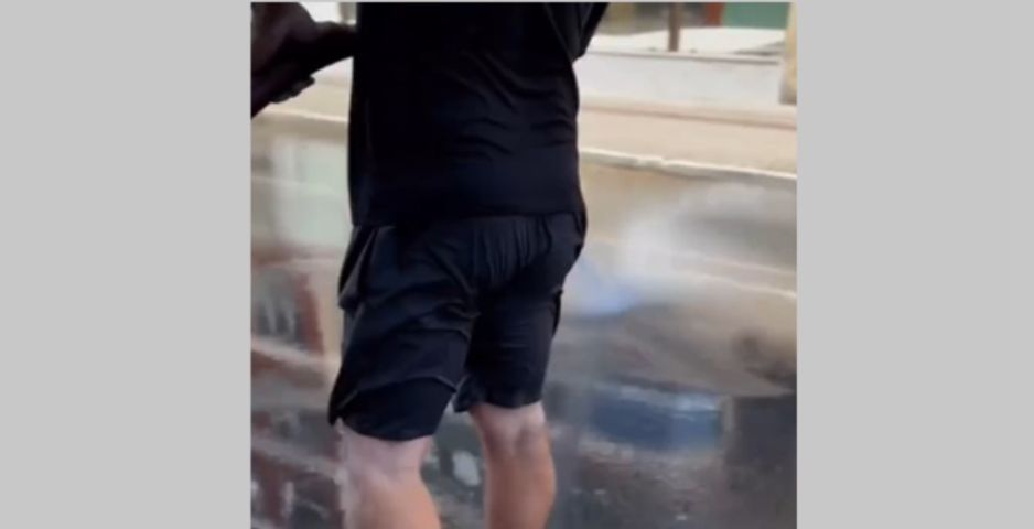 (Vídeo) Limpeza das ruas após Carnaval segue firme em Laguna com apoio do Corpo de Bombeiros