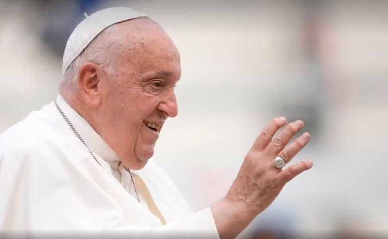 Papa passa o dia bem após episódios de insuficiência respiratória, diz Vaticano