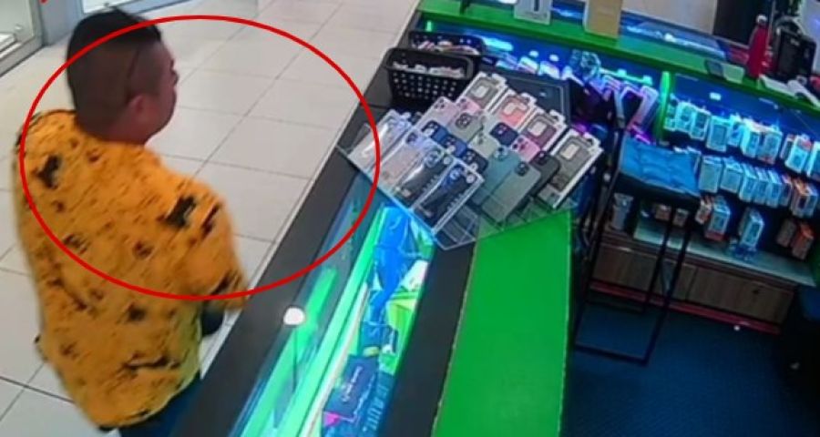 (Vídeo) Homem furta caixa de som de quiosque no Farol Shopping e foge