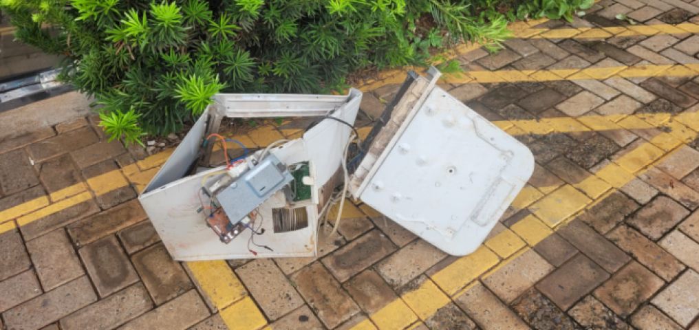 Homem tenta furtar ar-condicionado de antigo Fórum em Capivari de Baixo e foge ao ver a PM