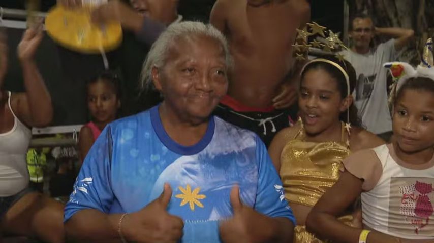 Idosa viaja 2,4 mil km de ônibus para ver a Portela e escola a convida para camarote