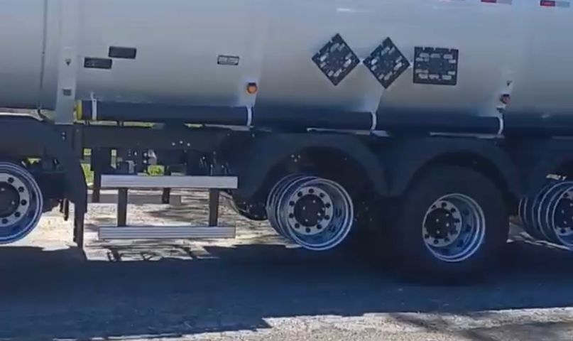 Pneu tá caro? Carreta sem 13 pneus é flagrada pela PRF a caminho do Paraná