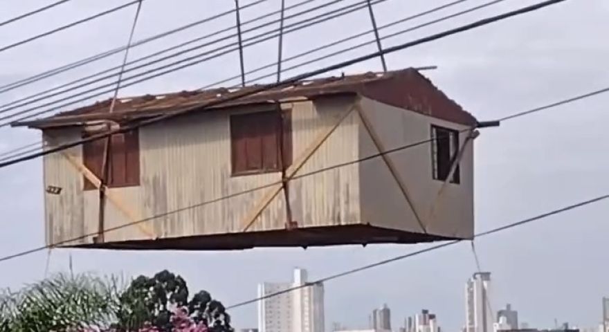 Casa inteira é içada por guindaste e transportada em caminhão em Chapecó