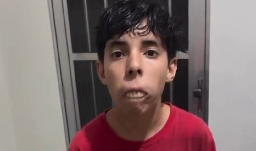 (VÍDEO) Menino viraliza ao gravar vídeo usando a dentadura da avó e internet reage com humor