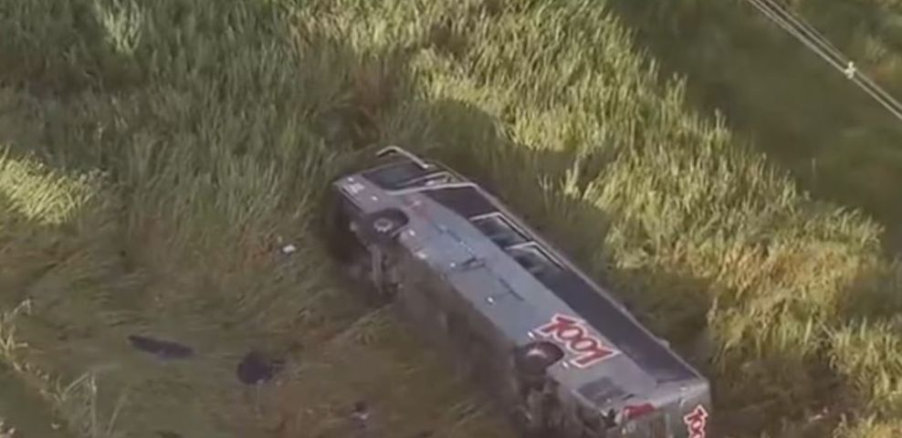 Queda de ônibus em barranco mata adolescente e deixa 25 feridos em SP