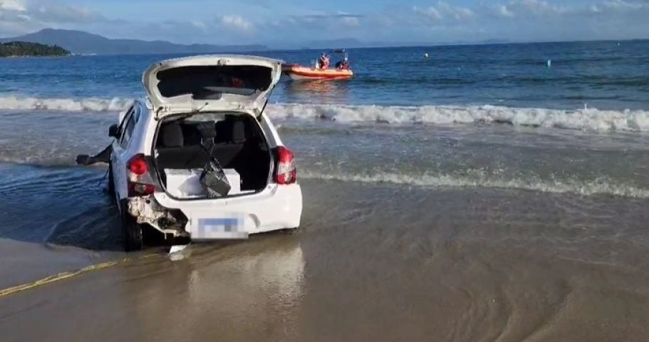 Motorista foge da PRF, invade praia em Florianópolis e passa quase duas horas na água