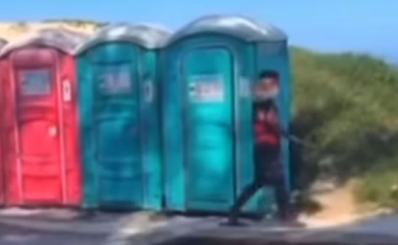 Vendedor sai de banheiro químico com churros em direção à praia; vídeo viraliza