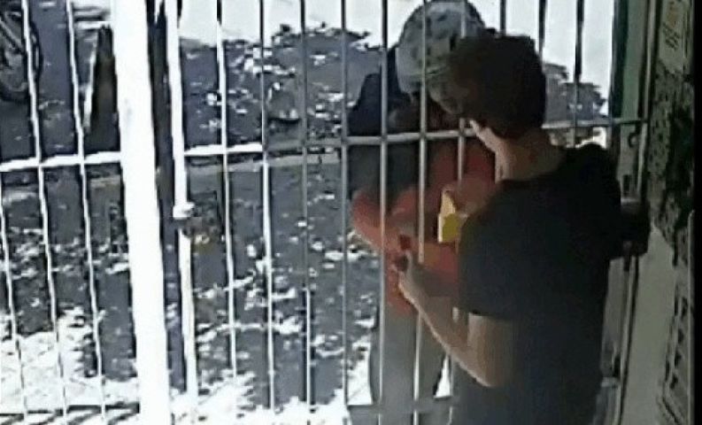 Vítima toma máquina da mão de golpista e estorna cobrança indevida de R$ 2 mil em SP