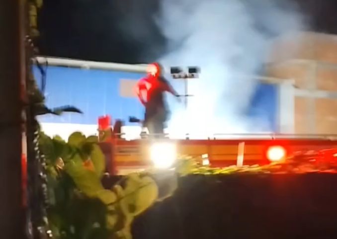 Incêndio atinge troncos de árvores próximo ao Colégio Santíssimo Sacramento em Tubarão