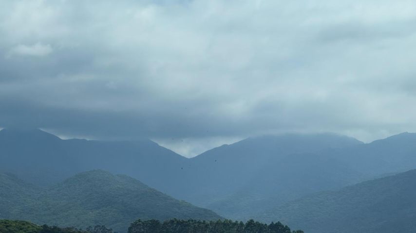 Frente fria chega ao estado, alivia temperaturas e traz temporais