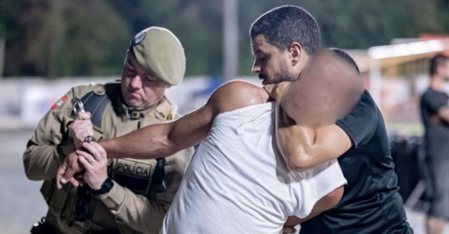 Homem é preso após arremessar artefato explosivo em torcida do Avaí e ferir dois 