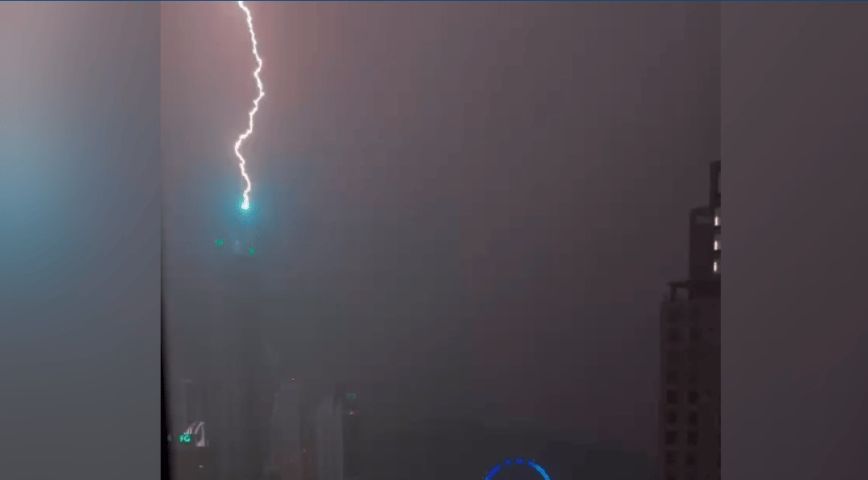 (Vídeo) Raio atinge maior prédio residencial do Brasil em Balneário Camboriú