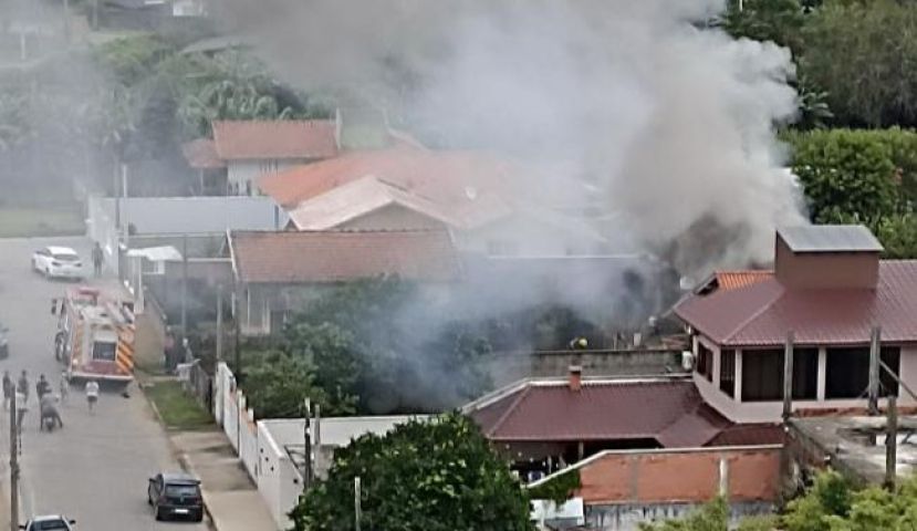 Casa de madeira é destruída por incêndio no bairro Passagem, em Tubarão