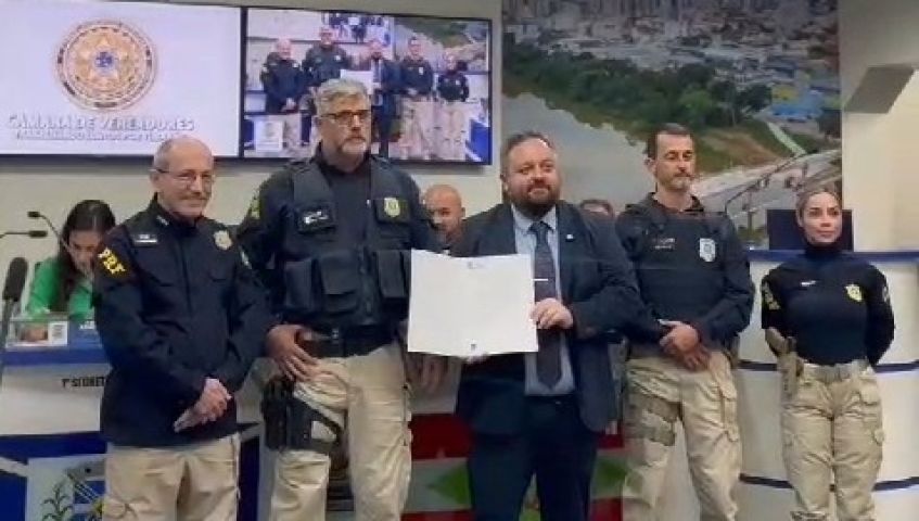 (VÍDEO) PRF recebe moção de cumprimentos por operação que apreendeu 53 kg de cocaína em Tubarão