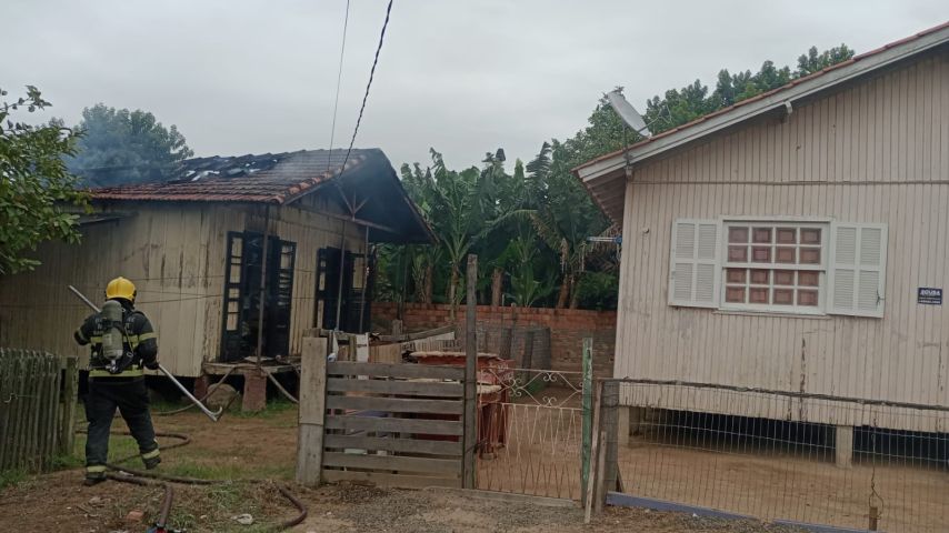 Incêndio destrói residência em Tubarão; bombeiros utilizam 7 mil litros de água no combate
