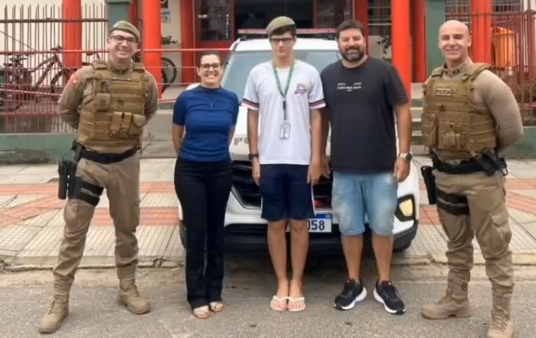 (VÍDEO) Sonho de aluno com baixa visão se torna realidade com visita à Polícia Militar em Braço do Norte