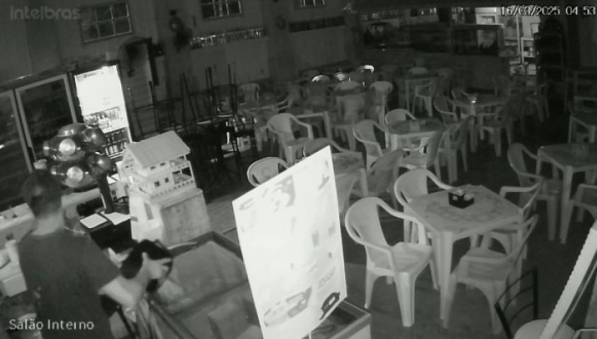 (Vídeo) Tentativa de furto em restaurante de Imbituba termina com ladrão trancado e preso