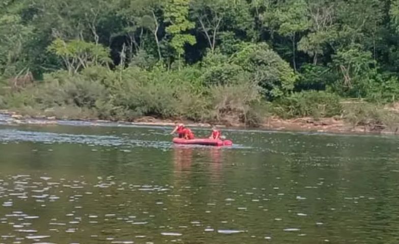Adolescente desaparece após cair de colchão inflável em rio de Santa Catarina