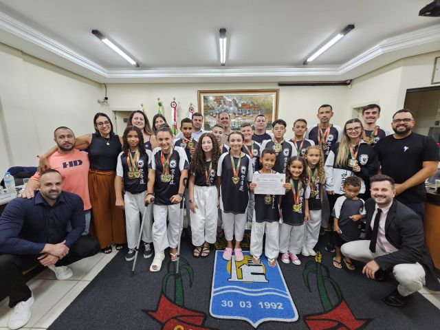 Atletas da Budô-Kai de Capivari de Baixo recebem moção de aplausos por desempenho no Campeonato Estadual de Karatê