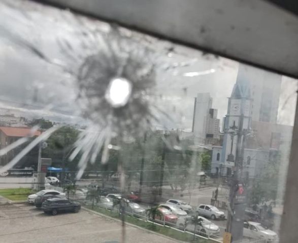 (VÍDEO) Brasil: tentativa de assalto a carro-forte tem tiros e dois feridos na PB