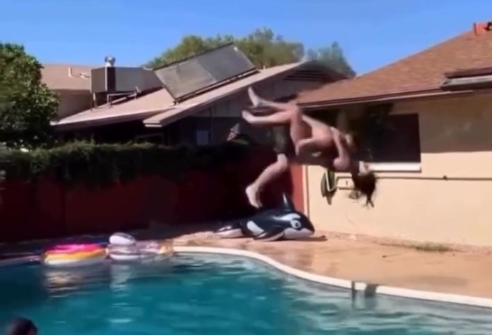 (VÍDEO) Casal arrisca a vida ao pular de laje e dar mortal antes de cair na piscina