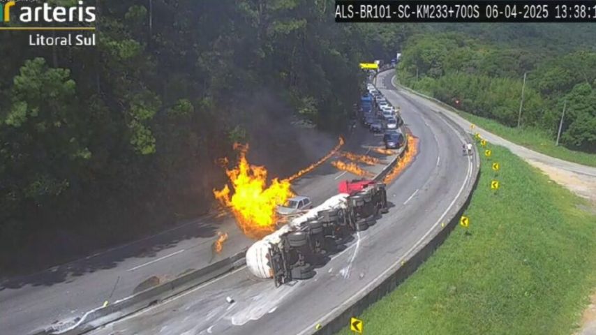 (Vídeo) Carreta de combustível explode, deixa rastro de fogo e interdita Morro dos Cavalos na BR-101