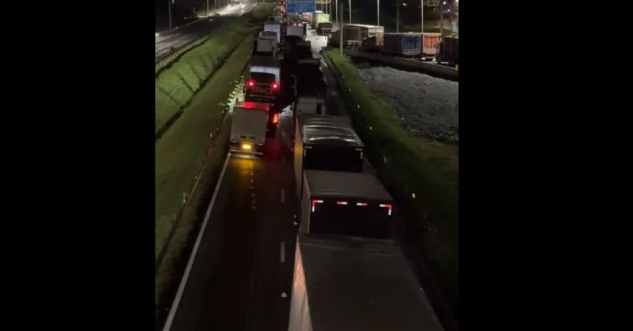 (Vídeo) Liberado: trânsito volta a fluir na BR-101 no Morro dos Cavalos após 16 horas de interdição